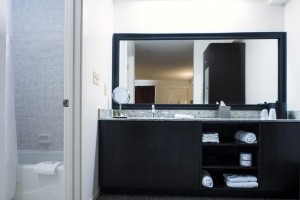 Mission Inn & Suites - Guest Bathroom
